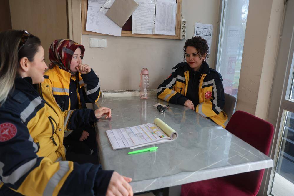 Konya’nın kadın ambulans şoförü zamanla yarışıyor, hayat kurtarıyor! 4